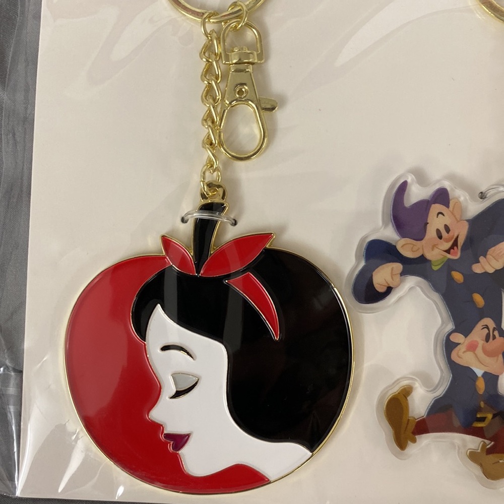 NWT Disney Snow White and the Seven Dwarfs 85th anniversary 3 keychain set - Picture 3 of 7